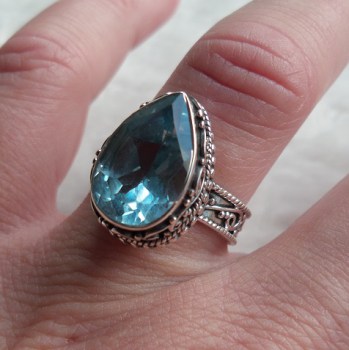 Zilveren ring druppelvorm blauw Topaas bewerkte setting 17 mm